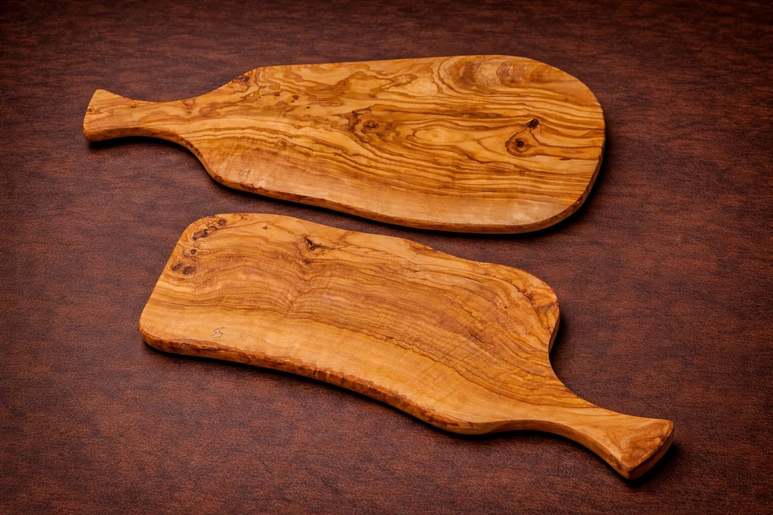 Olivenholz Servierbrett mit Griff – Handgefertigtes Schneidebrett in verschiedenen Größen